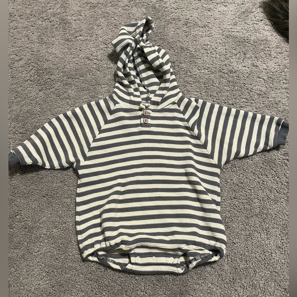 Quincy Mae. NWOT. 6-12M. Striped Hooded Sweater romper.